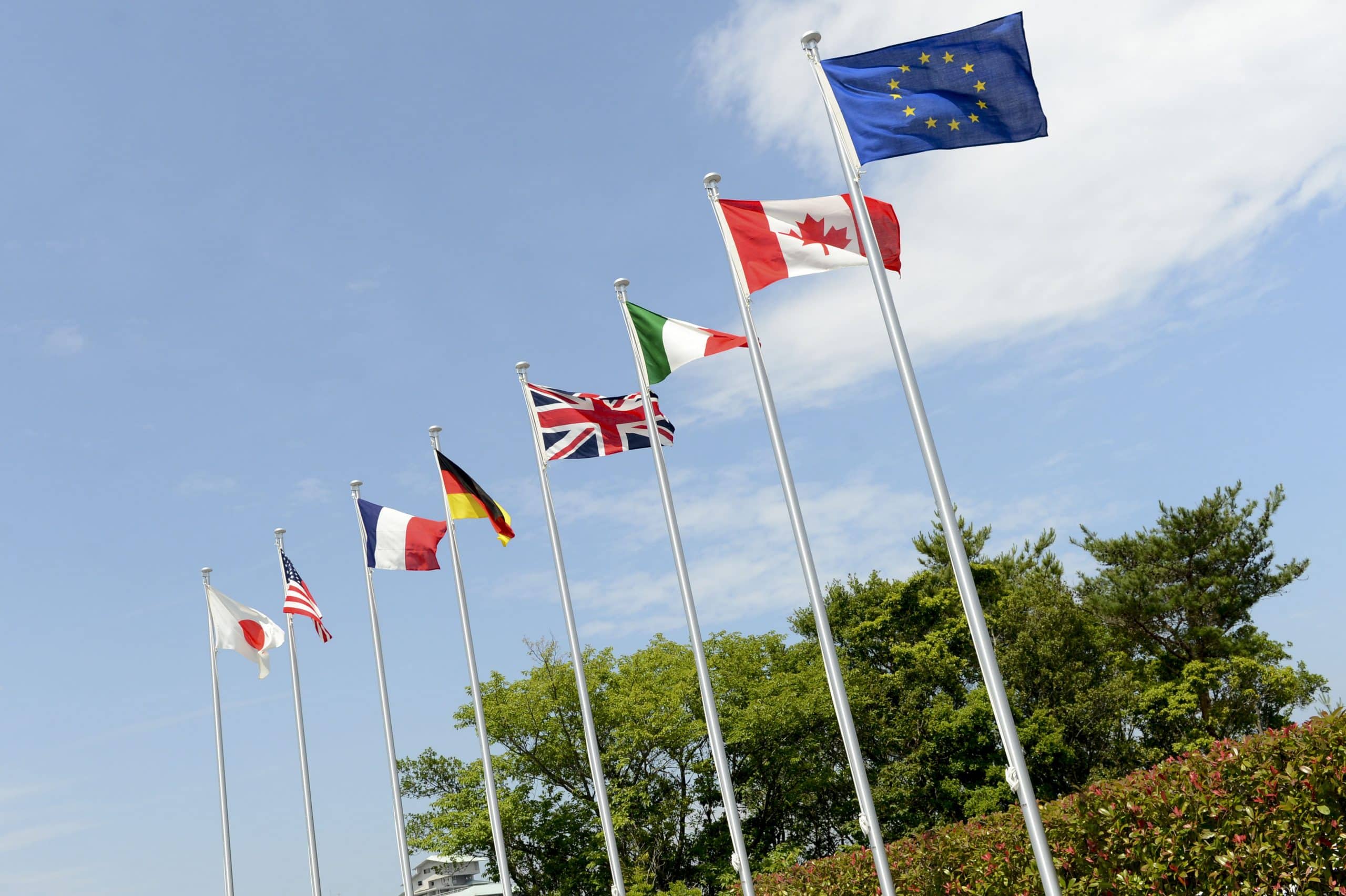 Les drapeaux des pays du G7.