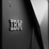 Photographie d'un ordinateur avec le logo IBM.