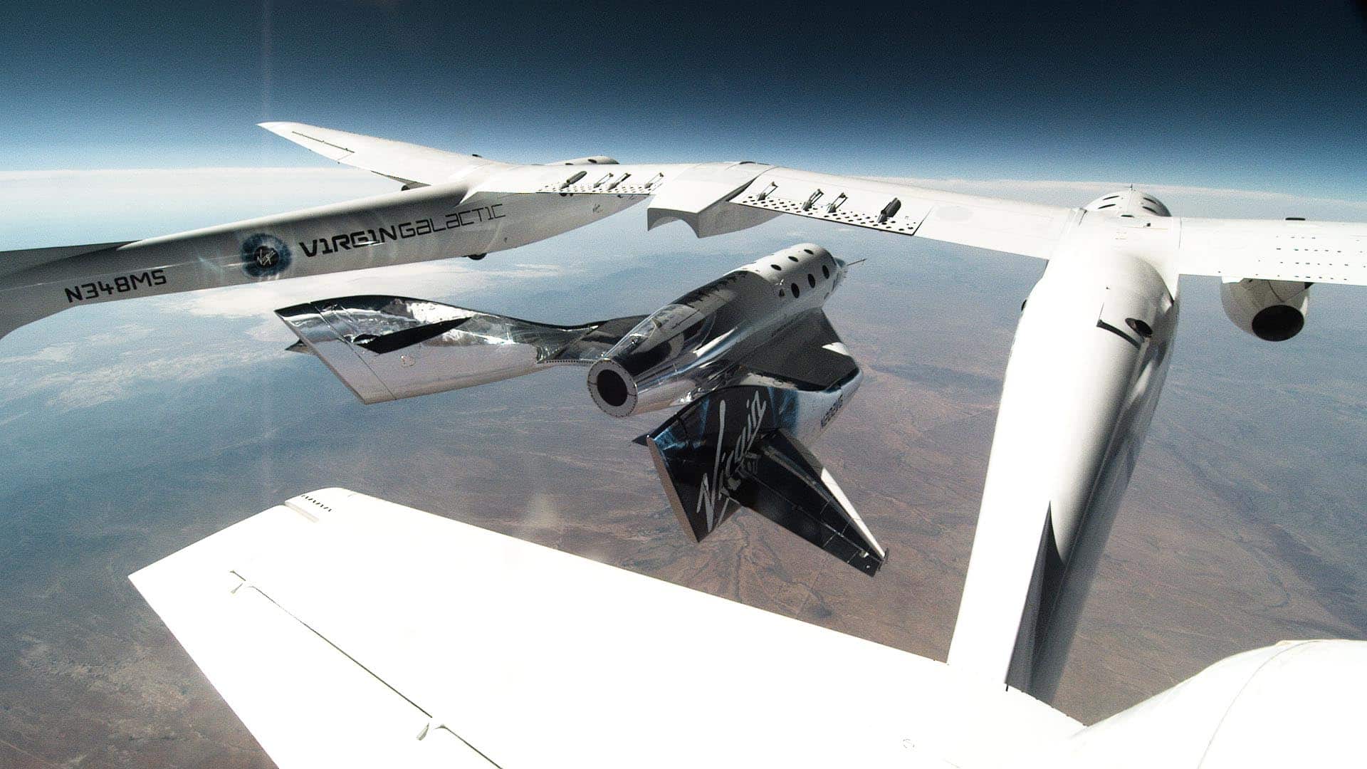un avion quadrimoteur et une navette Virgin Galactic à très haute altitude