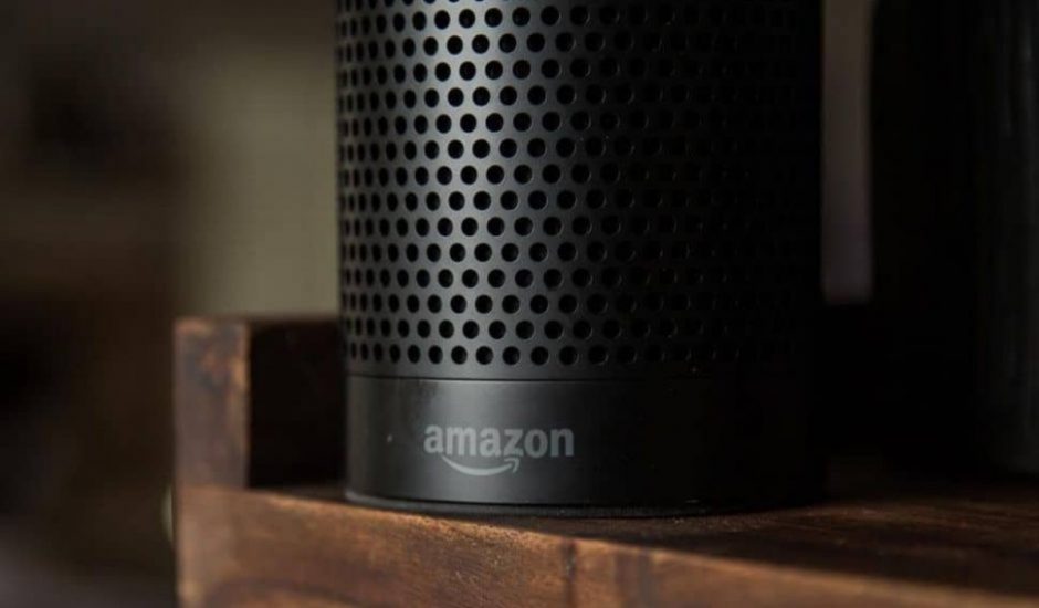 Image d'un Amazon Echo posé sur une table en vois