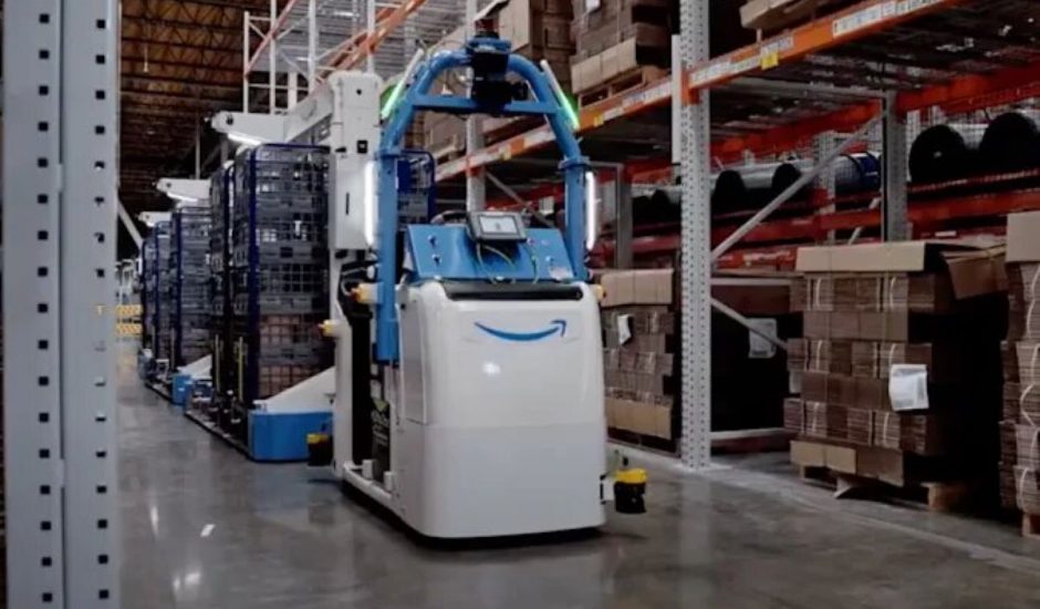 un robot dans un entrepôt Amazon
