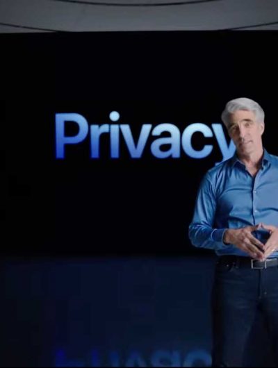Craig Federighi, vice-président chargé des logiciels chez Apple, devant un écran affichant le mot "Privacy"