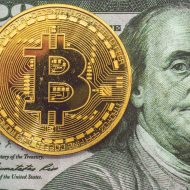 Photographie d'un bitcoin sur un de 100 dollars américains. Le dollar est la monnaie officielle du Salvador.