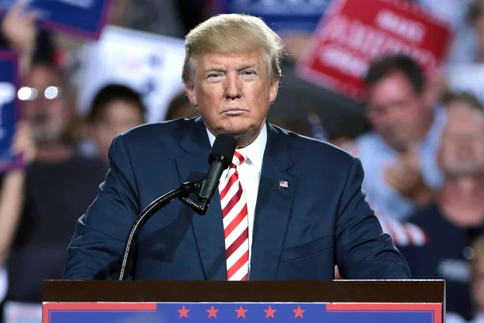 Donald Trump donne un discours pendant un meeting.