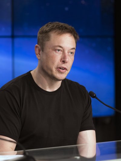Elon Musk en train de répondre à des questions.