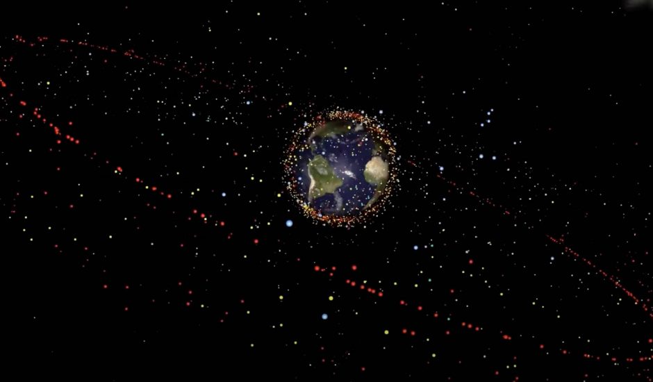Représentation des débris spatiaux flottant autour de la Terre.