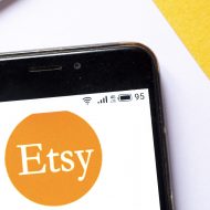 Image d'un smartphone ouvert sur l'application Etsy.
