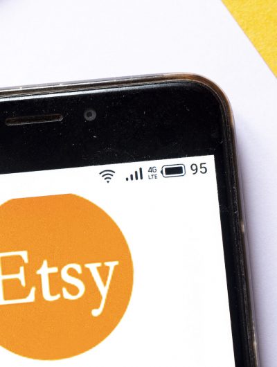 Image d'un smartphone ouvert sur l'application Etsy.