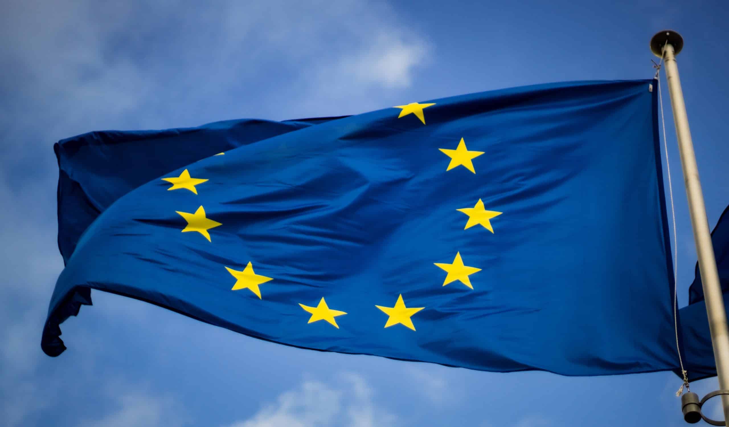 Le drapeau européen qui flotte dans les airs.