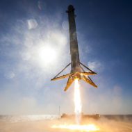 Un booster Falcon 9 en train d'atterrir pour être réutilisé.