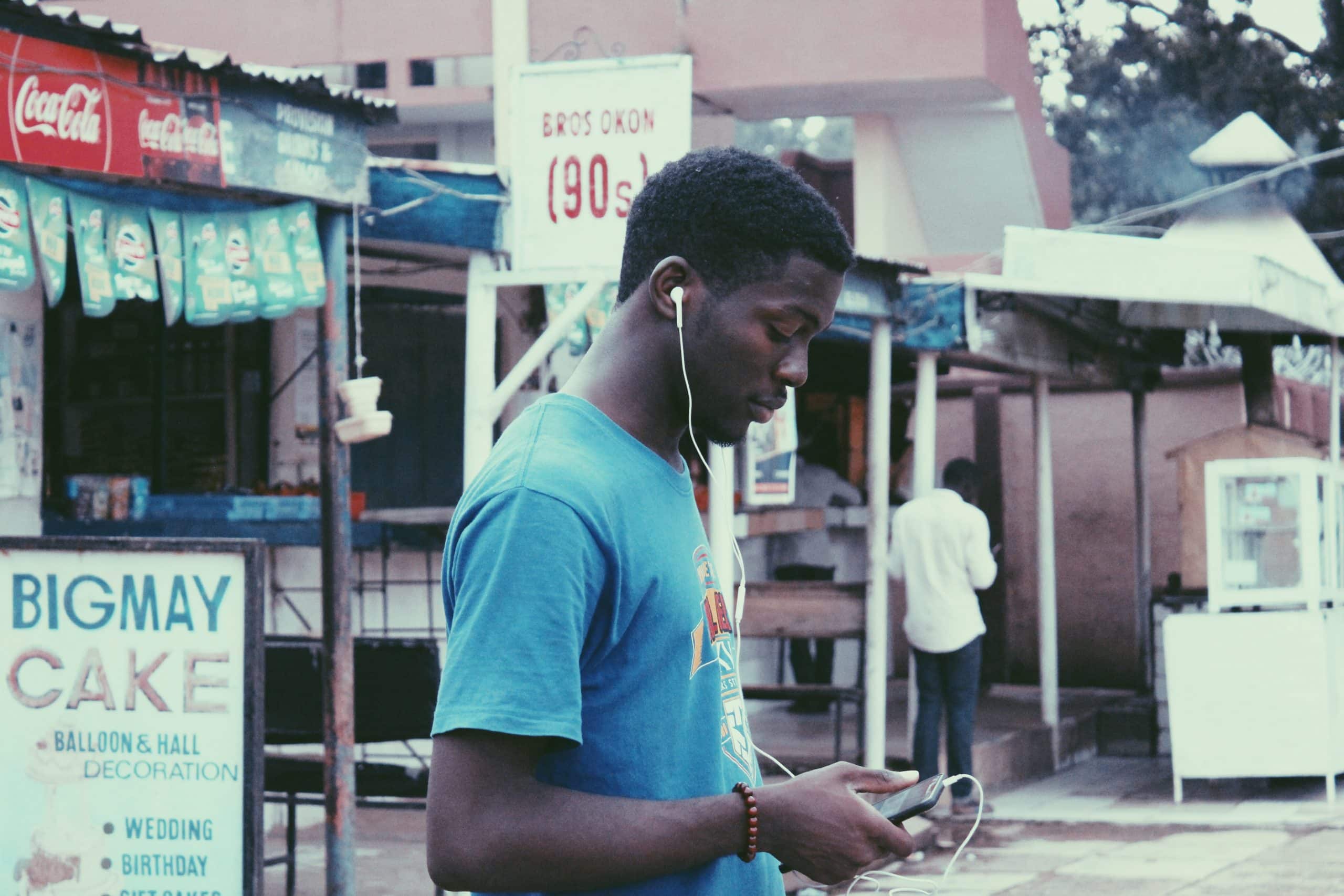 Photographie d'un adolescent sur son portable au Nigeria.
