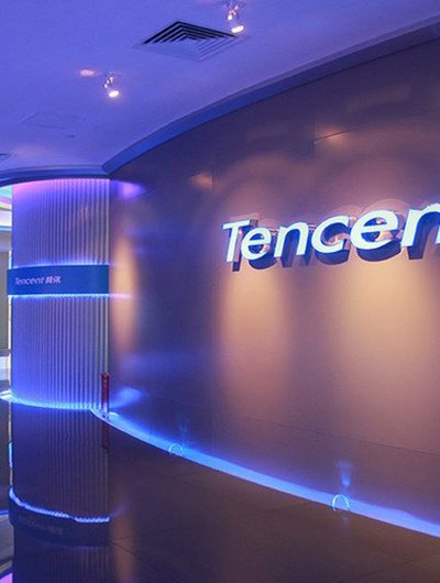 Image de bureaux Tencent avec le nom de la marque sur un mur. Tencent mise sur le cloud.