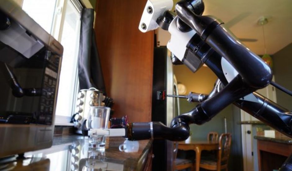 un robot nettoyant un plan de travail