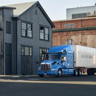 Un camion Waymo devant un entrepôt.