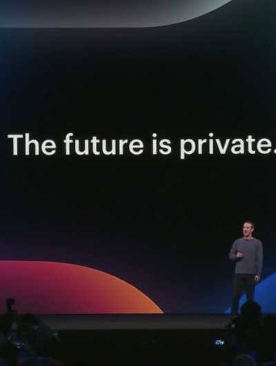 Photographie de Mark Zuckerberg devant un slogan The future is private.