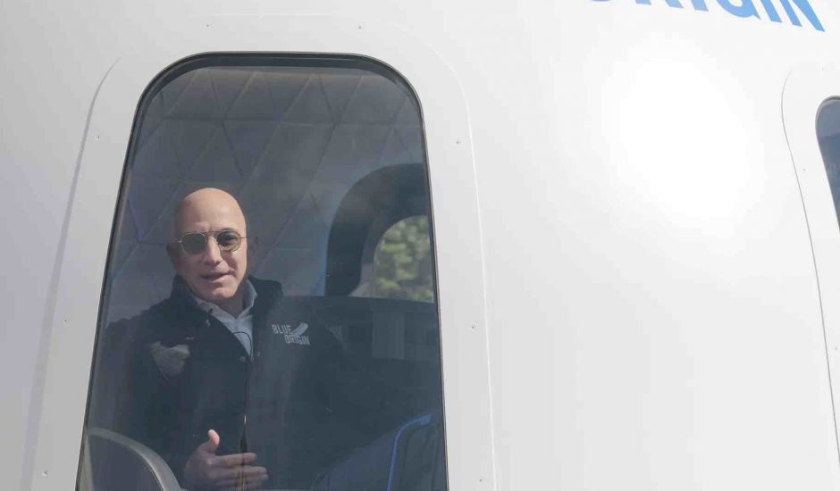 Aperçu de Jeff Bezos dans une capsule.