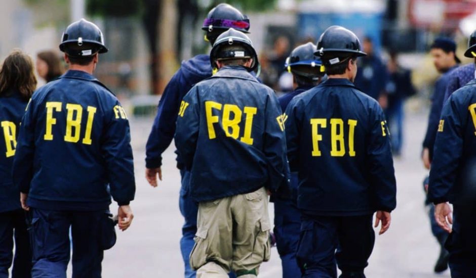Photographie d'agents du FBI marchant de dos.