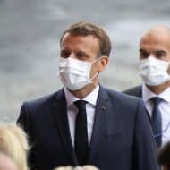 Emmanuel Macron masqué.