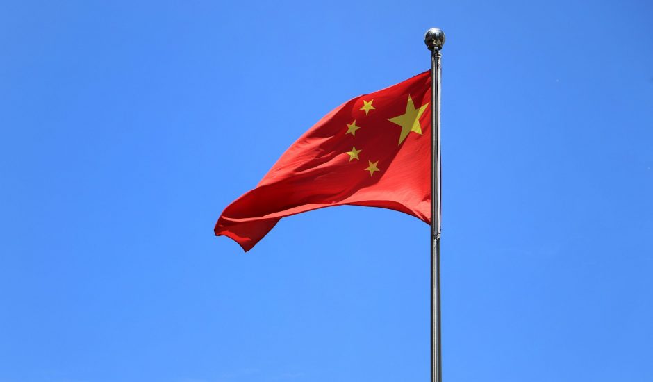Un drapeau chinois flotte dans les airs.