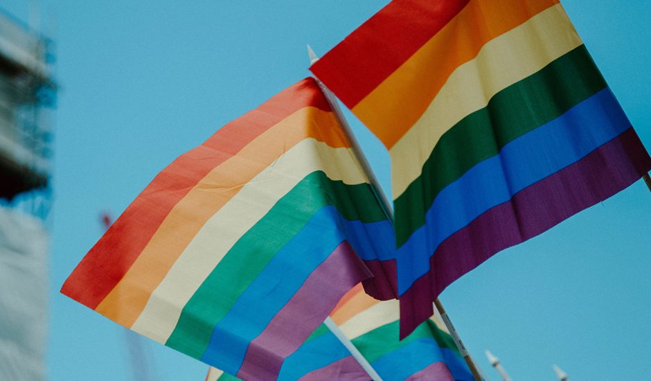 Deux drapeaux LGBT flottent dans les airs.