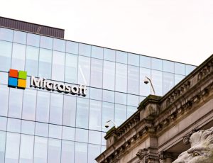 Le logo Microsoft sur un bâtiment.