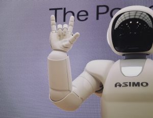 Photographie d'un robot faisant un signe de la main.