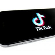Un smartphone affiche le logo TikTok.
