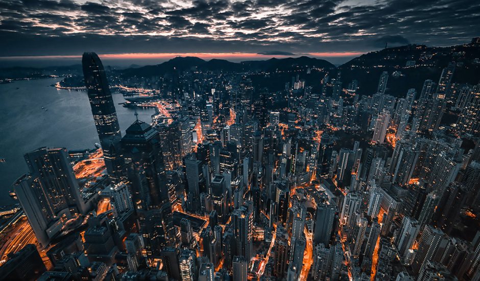 Une vue aérienne de Hong Kong la nuit