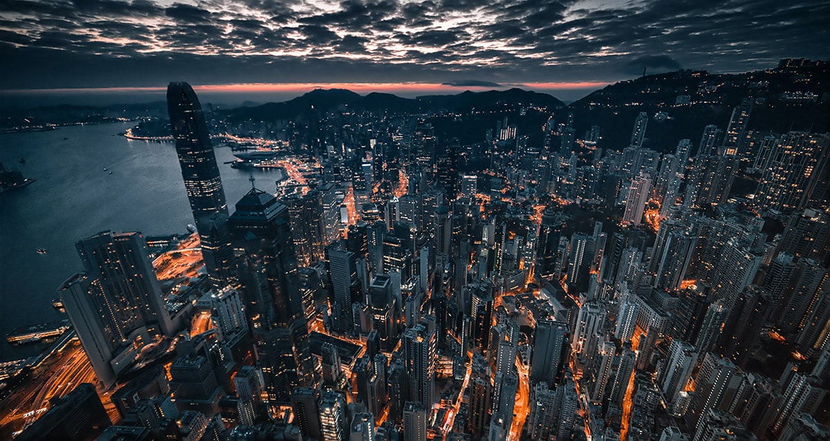 Une vue aérienne de Hong Kong la nuit
