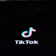 Un smartphone démarre TikTok.