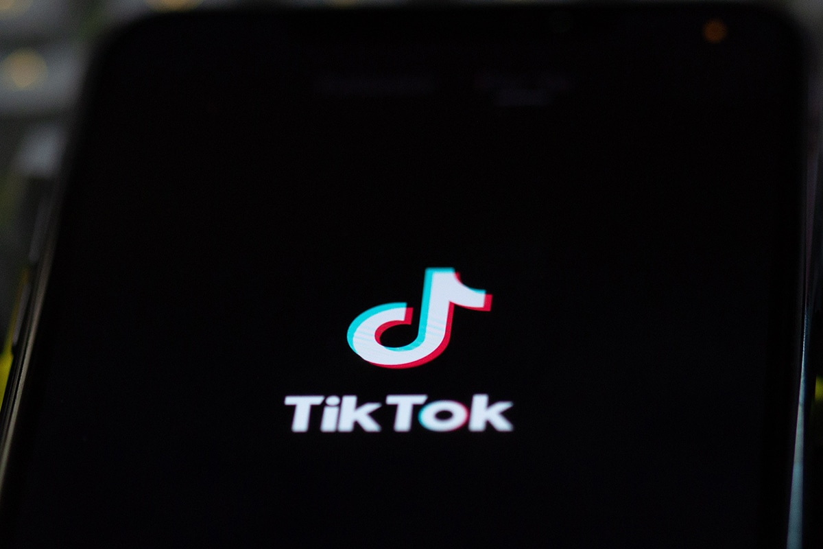 Un smartphone démarre TikTok.