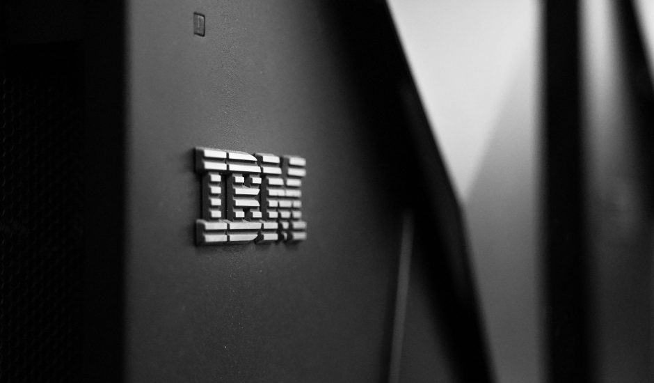 Photographie d'un ordinateur avec le logo IBM.