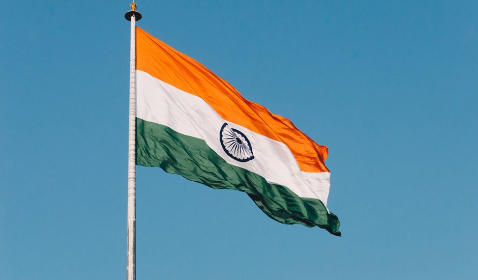 Un drapeau indien flotte dans les airs.