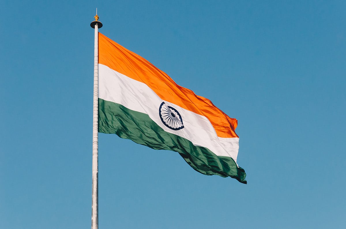 Un drapeau indien flotte dans les airs.