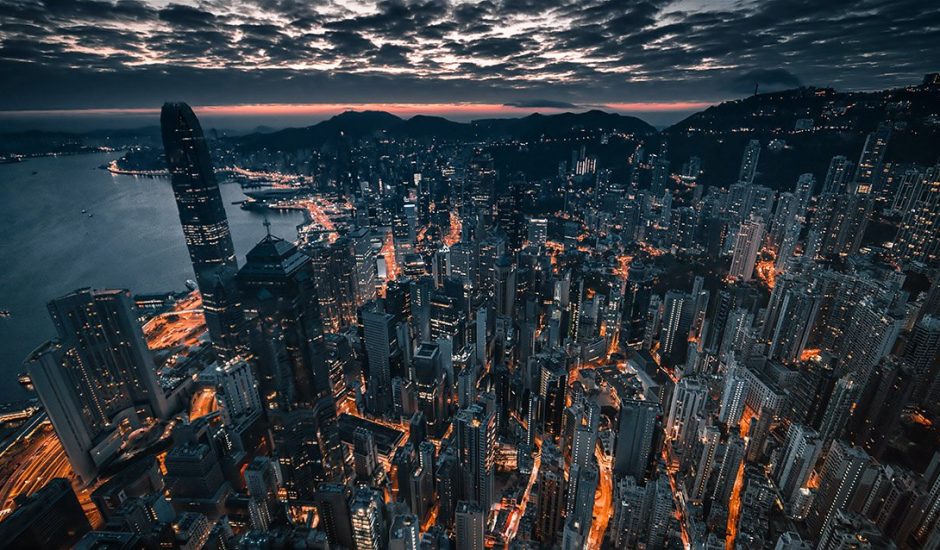 Une vue aérienne de Hong Kong la nuit.