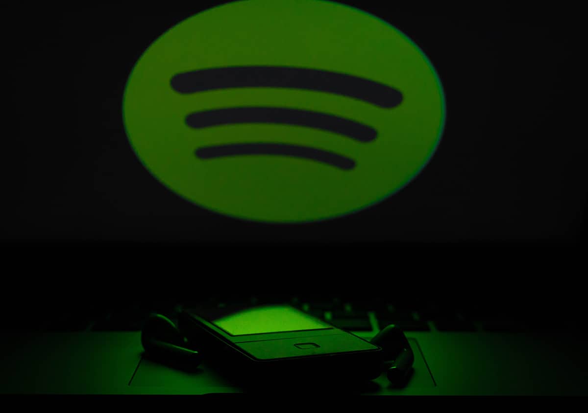 Le logo Spotify projeté au-dessus d'un smartphone.