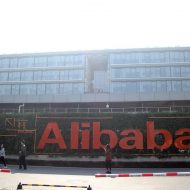 Le logo d'Alibaba devant un immeuble de bureaux.