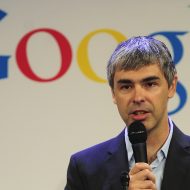 Larry Page devant le logo de Google