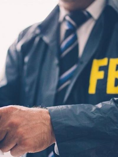 Un agent du FBI pointe une feuille du doigt