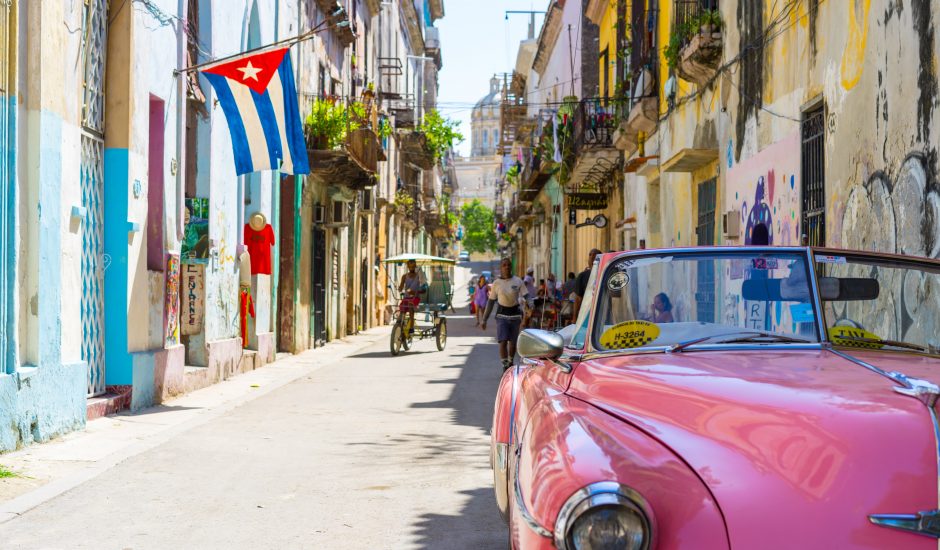 rue d'Havane avec une voiture et un drapeau