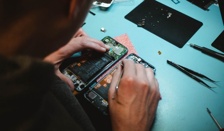 Aperçu d'un homme en train de réparer un iPhone.