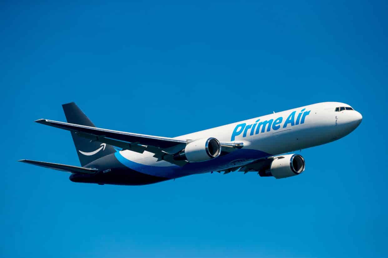 Photographie d'un avion Amazon Air en train de voler.