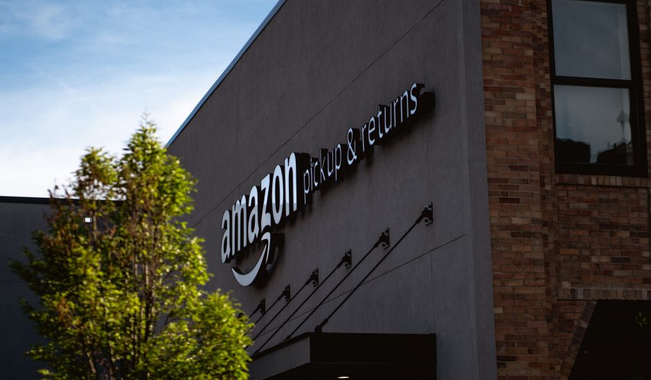 La devanture d'un point de retrait Amazon aux États-Unis