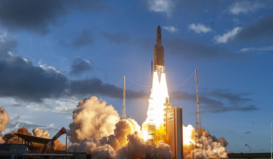 La fusée Ariane 5 en plein décollage.