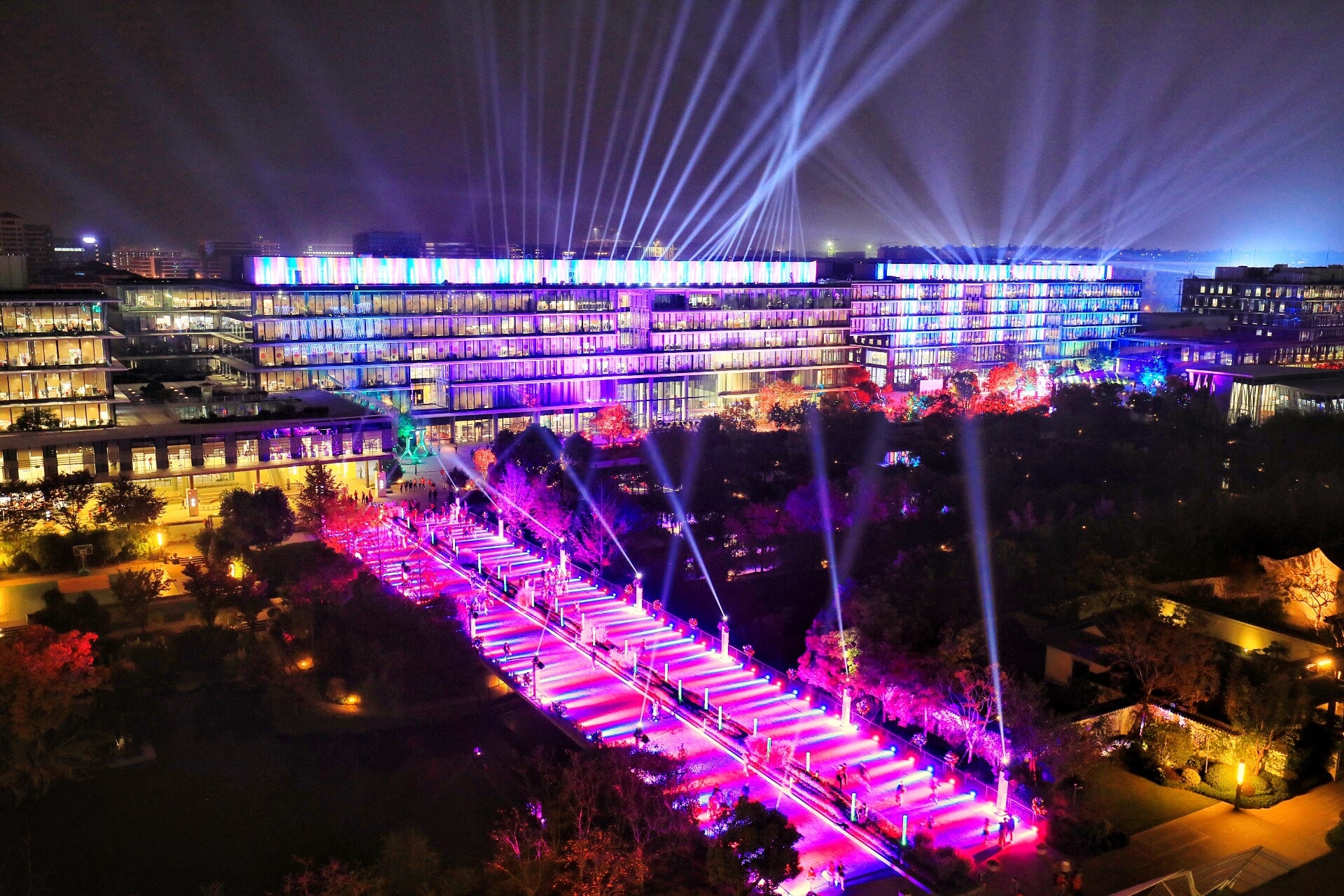 le campus d'Alibaba illuminé en violet la nuit