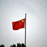 drapeau chinois sur ciel gris