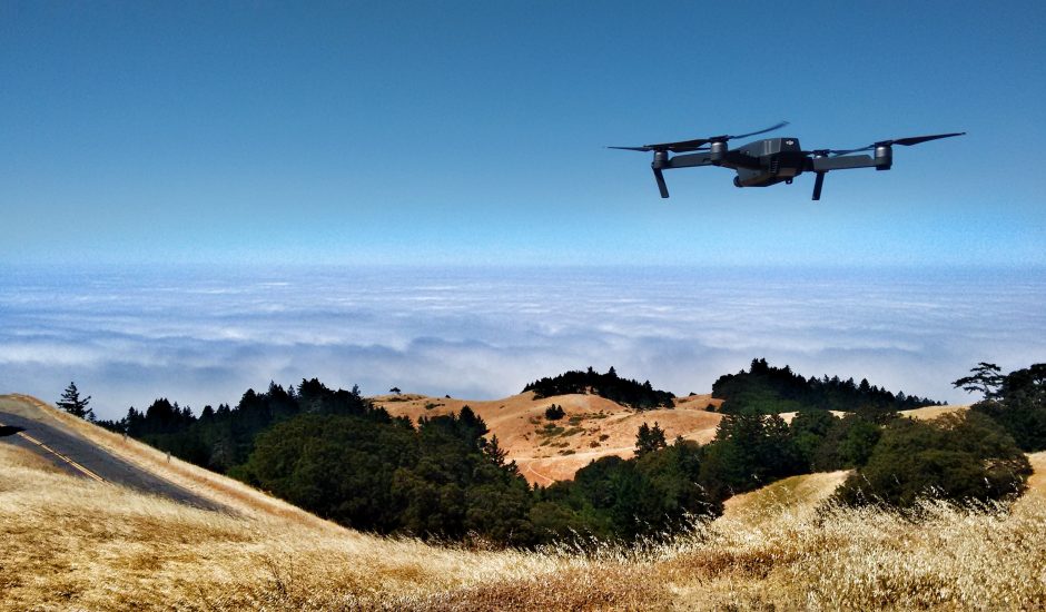 Photographie d'un drone survolant des collines.