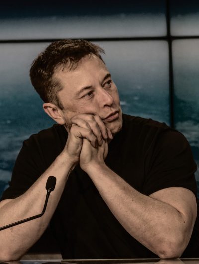 Elon Musk devant un micro