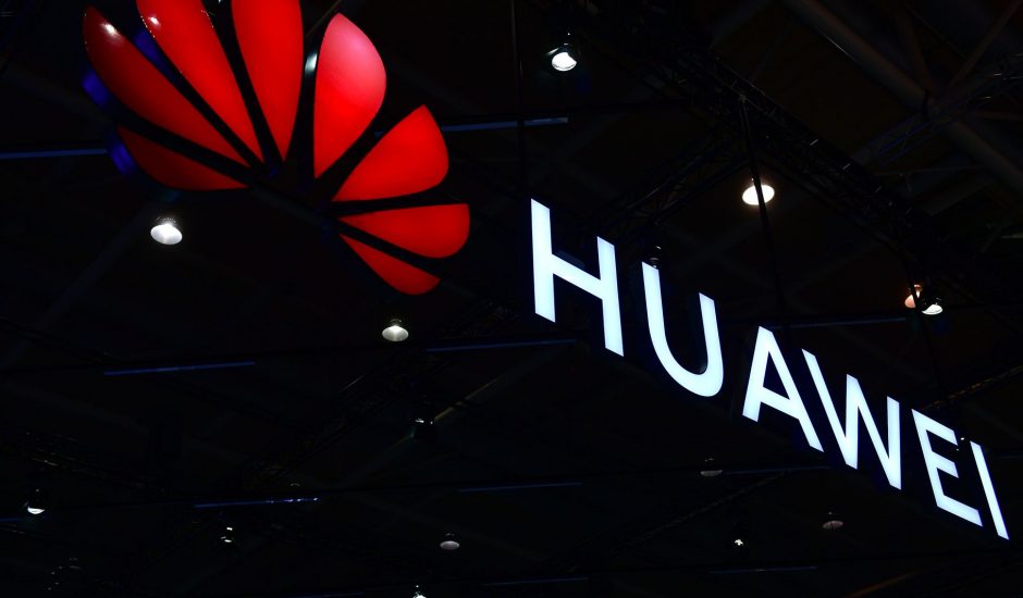 Logo de Huawei inscrit sur bâtiment.