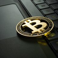 pièce bitcoin sur ordinateur